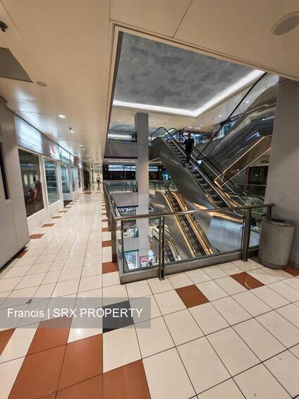 Peninsula Shopping Centre (D6), Retail #484358311
